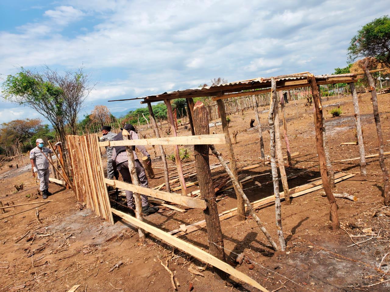 Estructuras de madera que habían levantado en el lugar los individuos. 