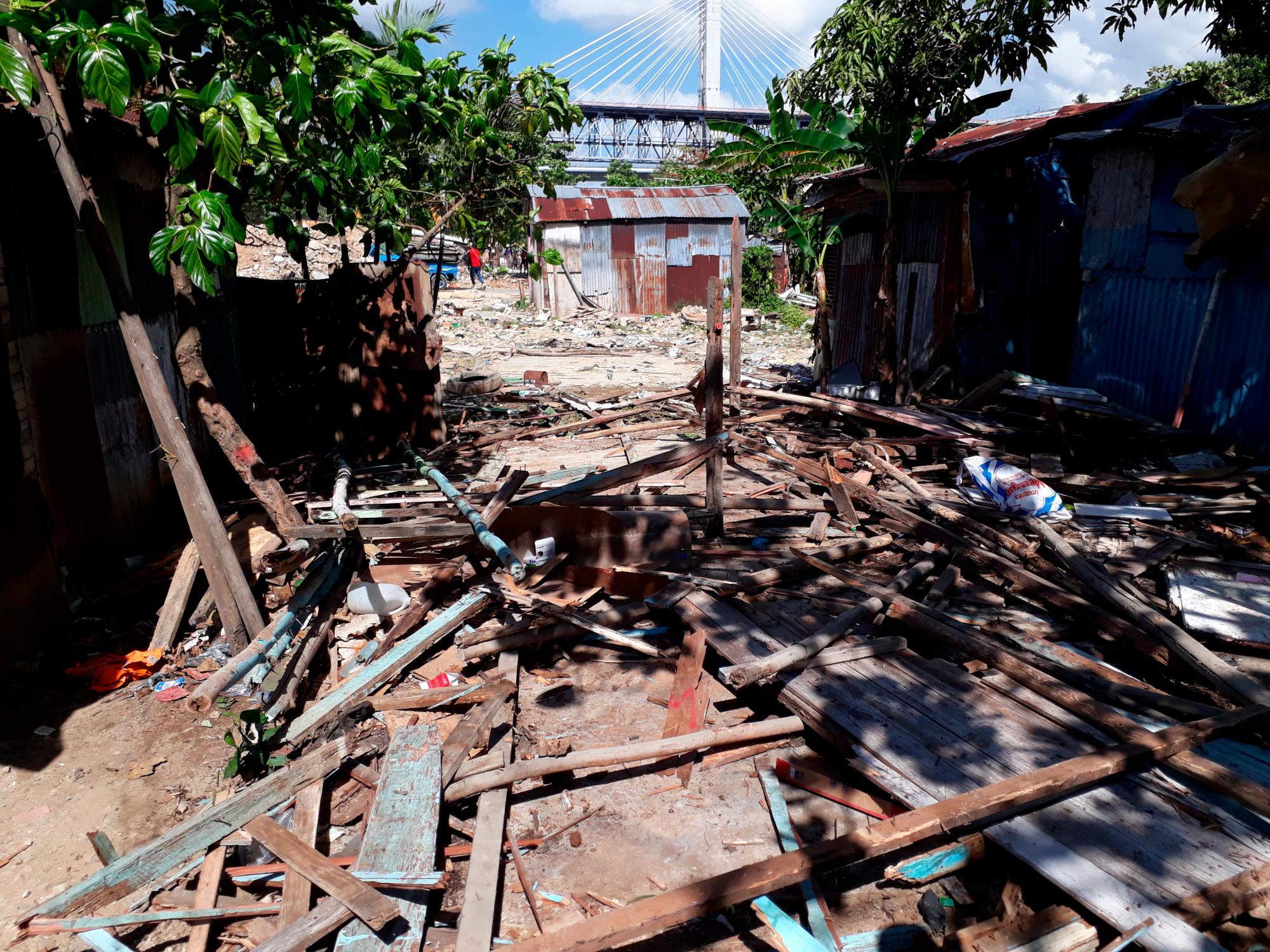 Esos escombros son parte de una casita que fue desalojada porque supuestamente estaba en área verde, pero las dos que estaban a su lado no fueron tocadas(Diario Libre)