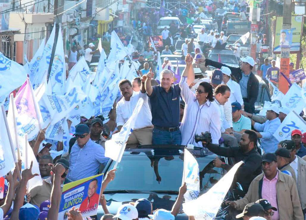 El candidato presidencial encabezó en Los Alcarrizos una marcha caravana, junto al candidato a alcalde, Junior Santos y regidores, en respaldo a sus aspiraciones.