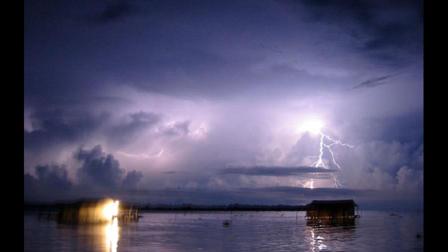Un bañista murió alcanzado por un rayo en la famosa playa de Copacabana Un bañista murió alcanzado por un rayo en la famosa playa de Copacabana