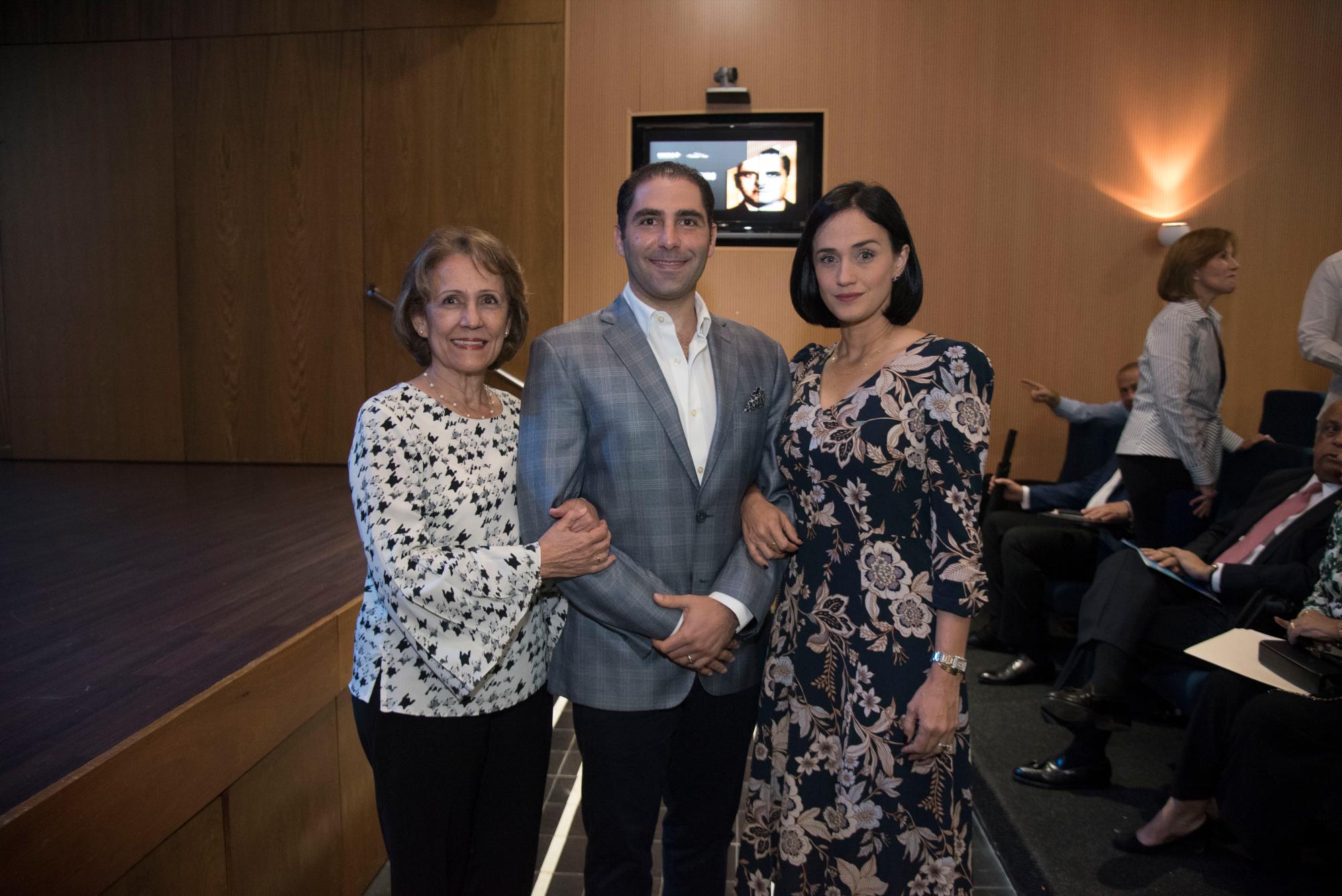Rosa María de Llames, Leonardo Nahas y Carolina Llames de Nahas.