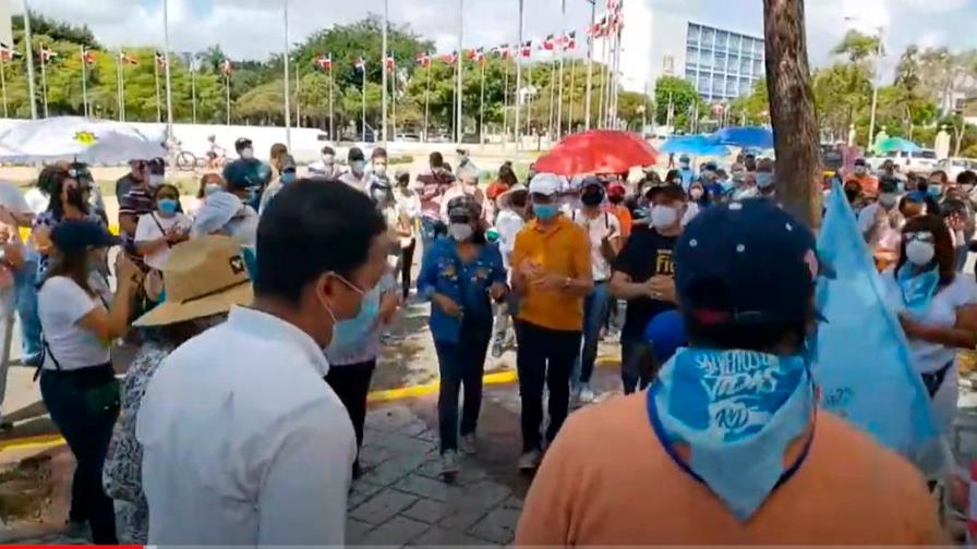 Con cánticos y oraciones, católicos piden frente al Congreso no despenalizar el aborto