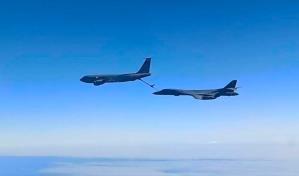 Dos cazas rusos escoltan a dos bombarderos  de EE. UU. sobre el mar Negro