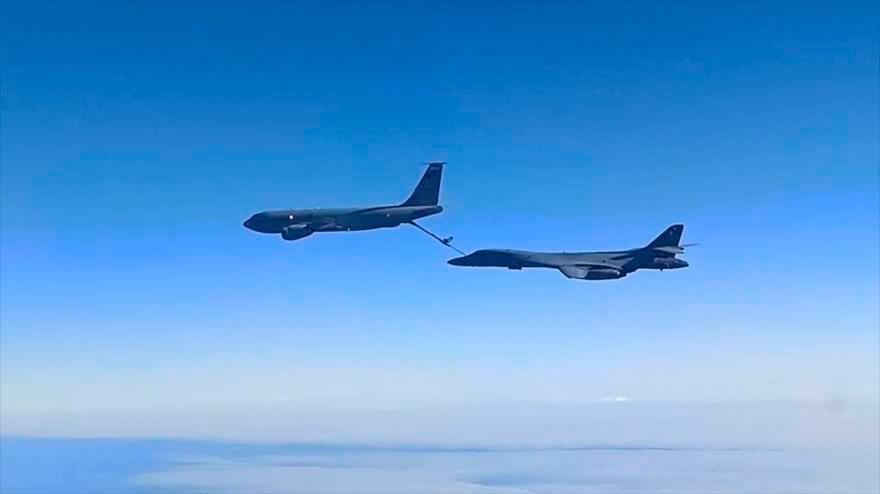 Dos cazas rusos escoltan a dos bombarderos  de EE. UU. sobre el mar Negro