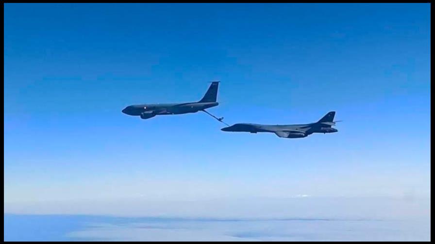 Dos cazas rusos escoltan a dos bombarderos de EE. UU. sobre el mar Negro Dos cazas rusos escoltan a dos bombarderos de EE. UU. sobre el mar Negro