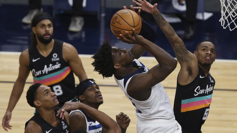 Timberwolves salen de bache de 7 derrotas al vencer a Spurs