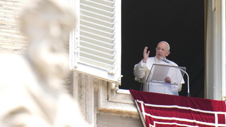 El papa es llevado a Roma para cirugía intestinal programada