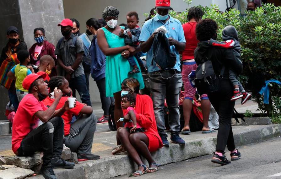 Migrantes haitianos rechazan abandonar campamento para obtener refugio en México