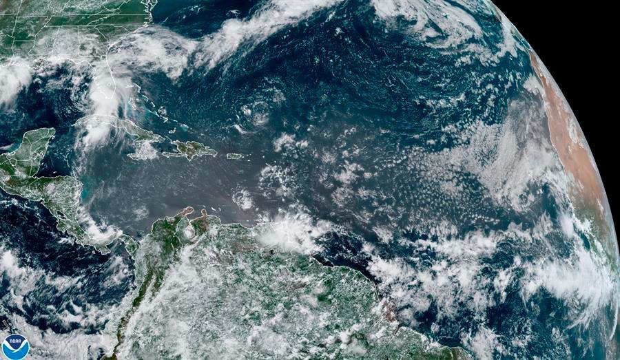 Florida en alerta por Elsa, que complica la busqueda de víctimas del derrumbe