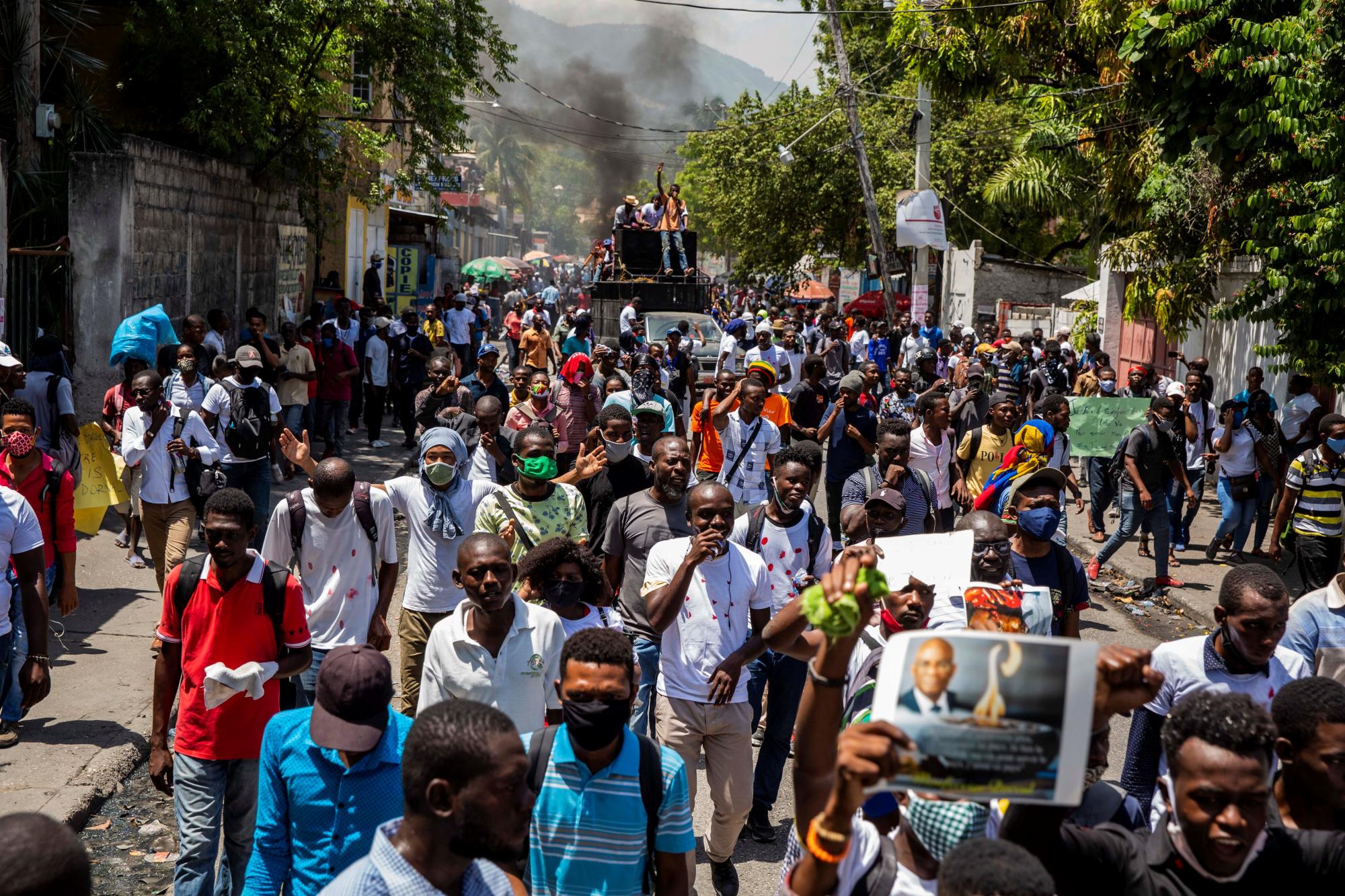 Decenas de estudiantes de la Universidad Estatal de Haití se manifestan este martes, en las calles de Puerto Príncipe, contra la inseguridad y en repudio al asesinato del presidente del Colegio de Abogados del país, Me Monferrier Dorval, un crimen que ha consternado el país. (EFE/Jeanty Emmanuel)