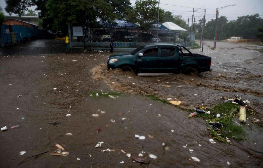 Tromenta tropical Iota llega a El Salvador y suma una decena de muertos