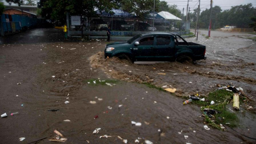 Tromenta tropical Iota llega a El Salvador y suma una decena de muertos