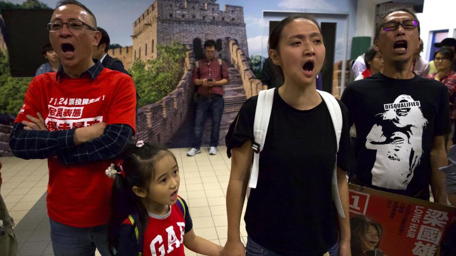 Candidatos pro democracia avanzan en comicios de Hong Kong