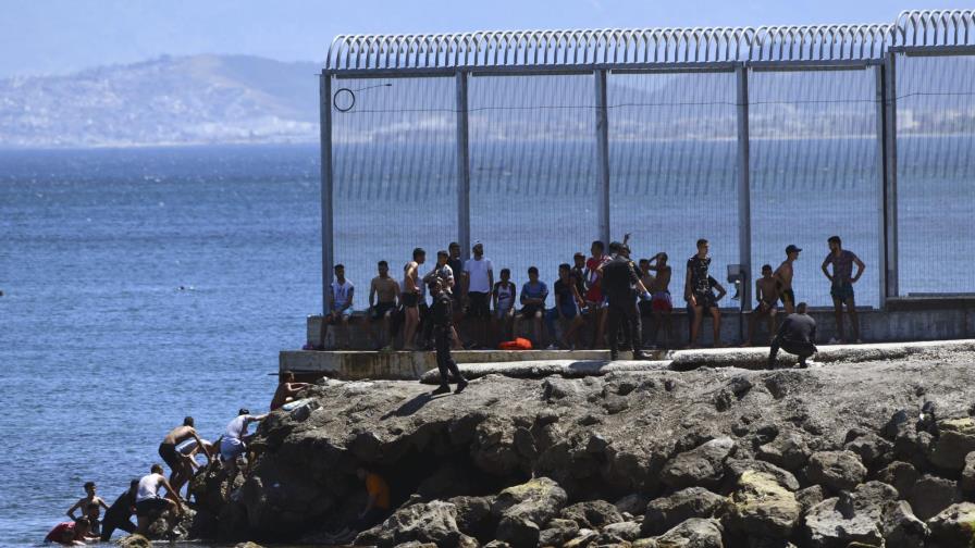 España: Unos 3.000 marroquíes llegan nadando a Ceuta