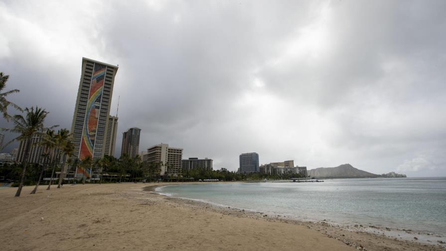 El huracán Douglas pasa incómodamente cerca de Hawai