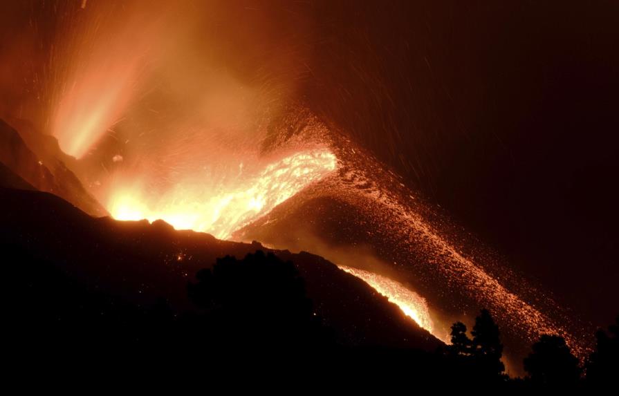 Lava del volcán de La Palma obliga a evacuar a 800 personas