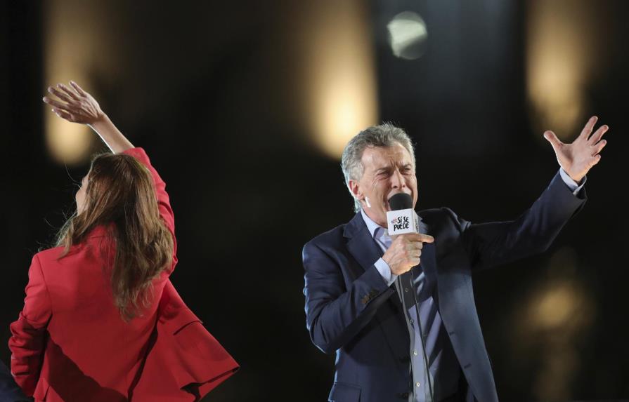 Macri busca reelección ante kirchnerista favorito Fernández