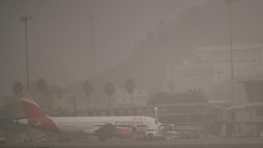 Los aeropuertos canarios reabren al remitir la calima Los aeropuertos canarios reabren al remitir la calima