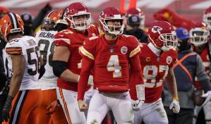 Tras perder a Mahomes, Chiefs y Henne frenan a Browns