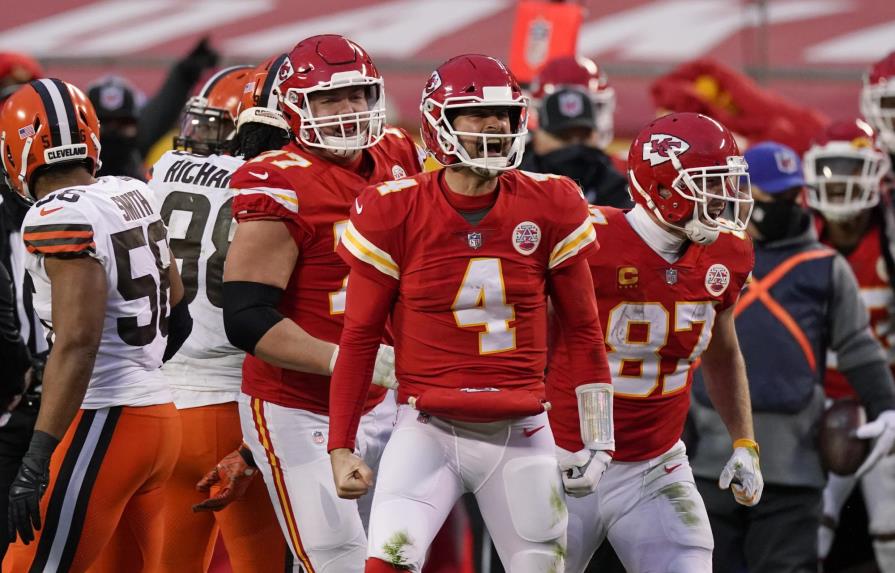 Tras perder a Mahomes, Chiefs y Henne frenan a Browns