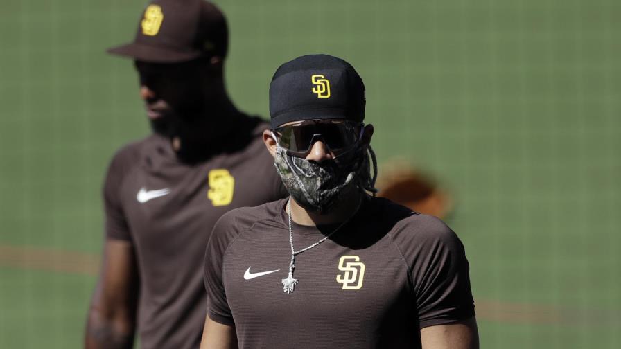 Fernando Tatis entrena con los Padres y usa mascarilla 