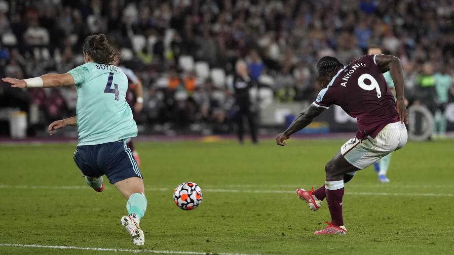 Antonio fija récord, West Ham escala a la cima de la Premier