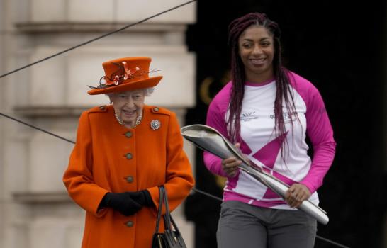 La reina lanza carrera de relevo para Juegos de Commonwealth
