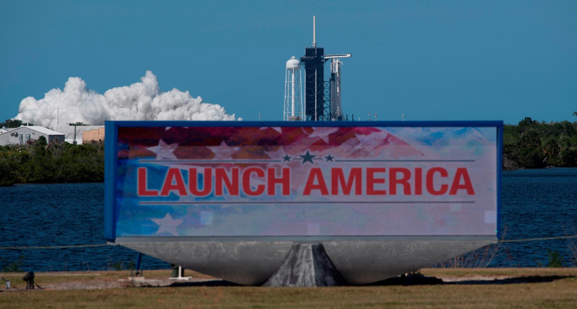 Cabo Cañaveral (Estados Unidos), 22/05 / 2020.- Una foto distribuida por la NASA muestra que se ve un cohete SpaceX Falcon 9 con la nave espacial Crew Dragon a bordo de la plataforma de lanzamiento en el complejo de lanzamiento 39A durante una breve prueba estática de fuego antes de la misión SpaceX Demo-2 de la NASA, en el Centro Espacial Kennedy de la NASA en Florida, EE. UU., 22 de mayo de 2020. La misión SpaceX Demo-2 de la NASA es el primer lanzamiento con astronautas de la nave espacial SpaceX Crew Dragon y Falcon 9 cohete a la Estación Espacial Internacional como parte del Programa de tripulación comercial de la agencia. El vuelo de prueba sirve como una demostración de extremo a extremo del sistema de transporte de la tripulación de SpaceX. Está previsto que Robert Behnken y Douglas Hurley se lancen a las 4:33 p.m. EDT el 27 de mayo de 2020, desde el complejo de lanzamiento 39A en el Centro Espacial Kennedy. La nueva era de los vuelos espaciales humanos comenzará cuando los astronautas estadounidenses vuelvan a lanzar un cohete estadounidense desde el suelo estadounidense a la órbita terrestre baja por primera vez desde la conclusión del Programa del Transbordador Espacial en 2011. (Incendio, Estados Unidos) EFE / EPA / NASA / Joel Kowsky CRÉDITO OBLIGATORIO DE FOLLETO: (NASA / Joel Kowsky)