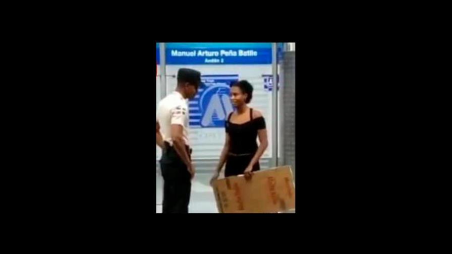 Metro SD desmiente que negara acceso a joven vestida de negro y con cartel en manos Metro SD desmiente que negara acceso a joven vestida de negro y con cartel en manos