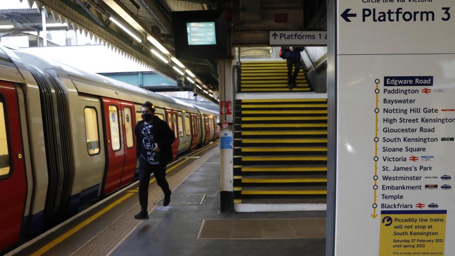 COVID-19 no frena el tren subterráneo, el corazón de Londres