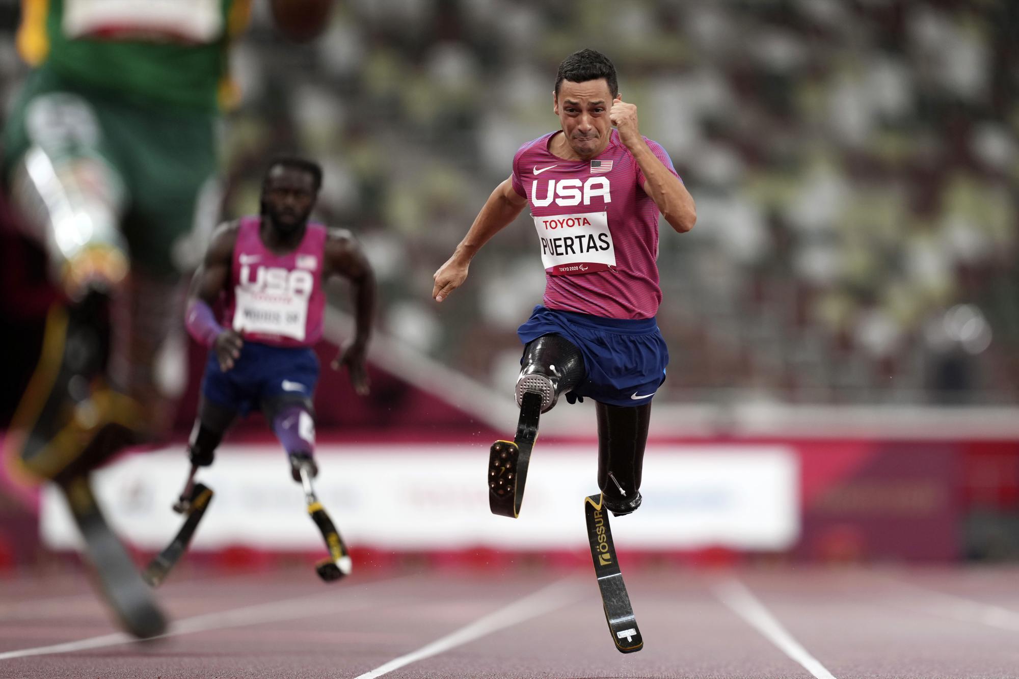 Luis Puertas corriendo la final de los 200 metros de los Juegos Paralímpicos de Tokio el 3 de septiembre del 2021. (AP/Emilio Morenatti)