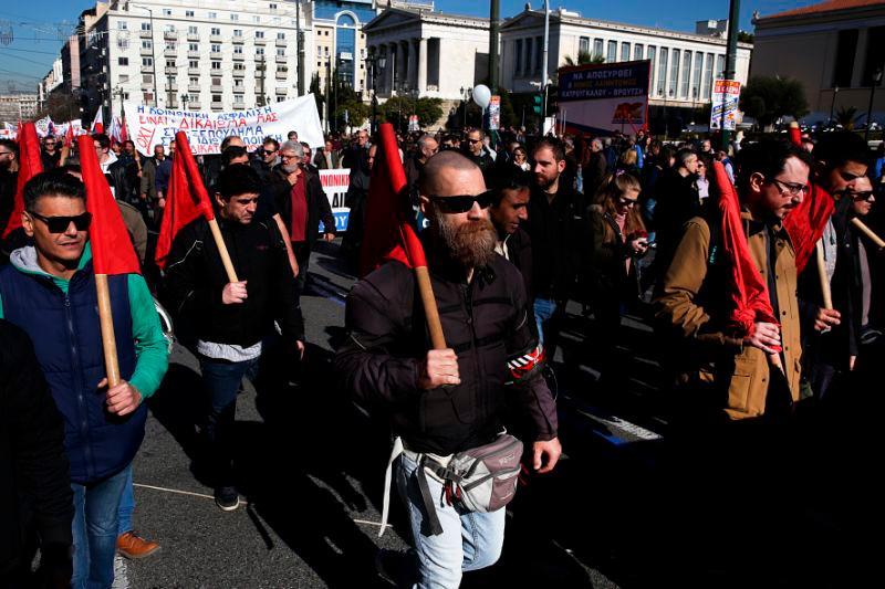 Miles de griegos se manifiestan contra la nueva reforma de pensiones