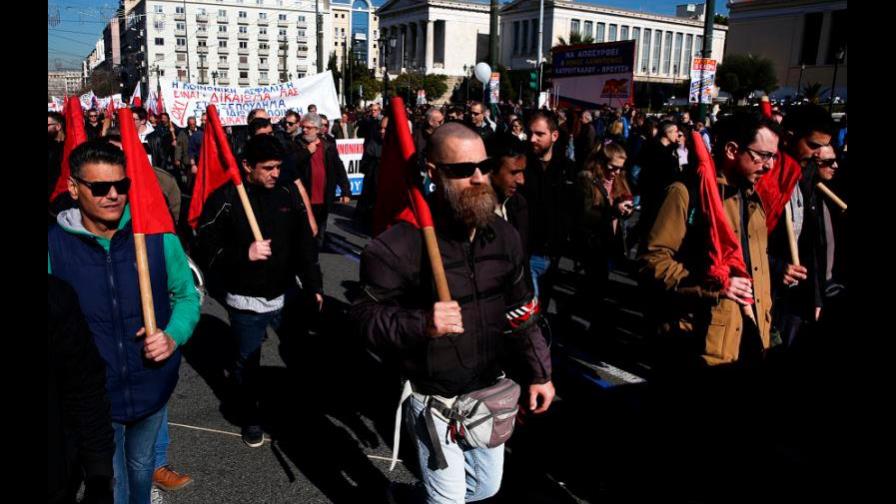 Miles de griegos se manifiestan contra la nueva reforma de pensiones