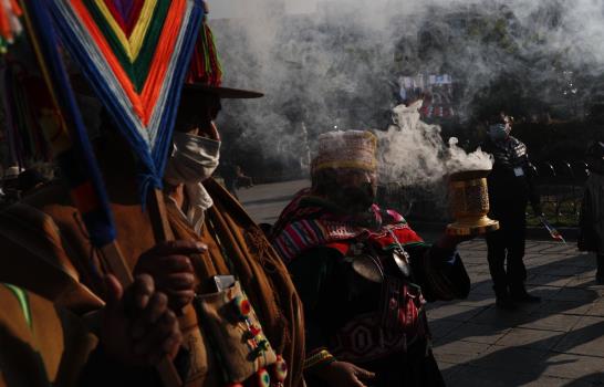 Luis Arce asume el poder en Bolivia, promete recuperar paz