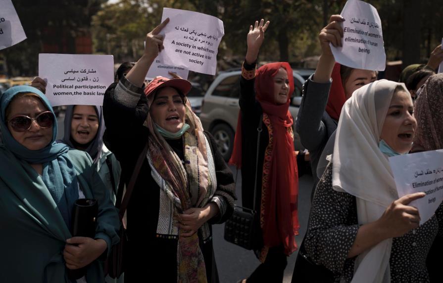 ¿Cuáles medidas ha tomado el gobierno talibán para revocar derechos de niñas y mujeres?