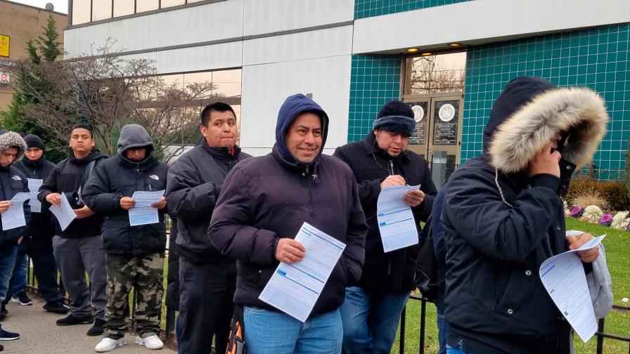 Indocumentados en Nueva York retan el frío para solicitar carnés de conducir