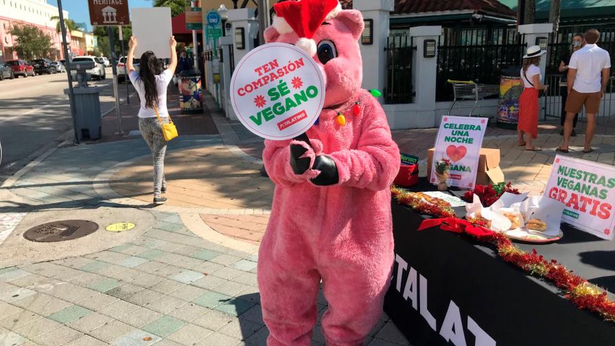 Regalan jamón vegano a latinos de Miami para que se compadezcan del lechón