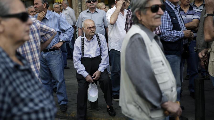 Grecia: Reembolsan fondos que habían recortado a jubilados