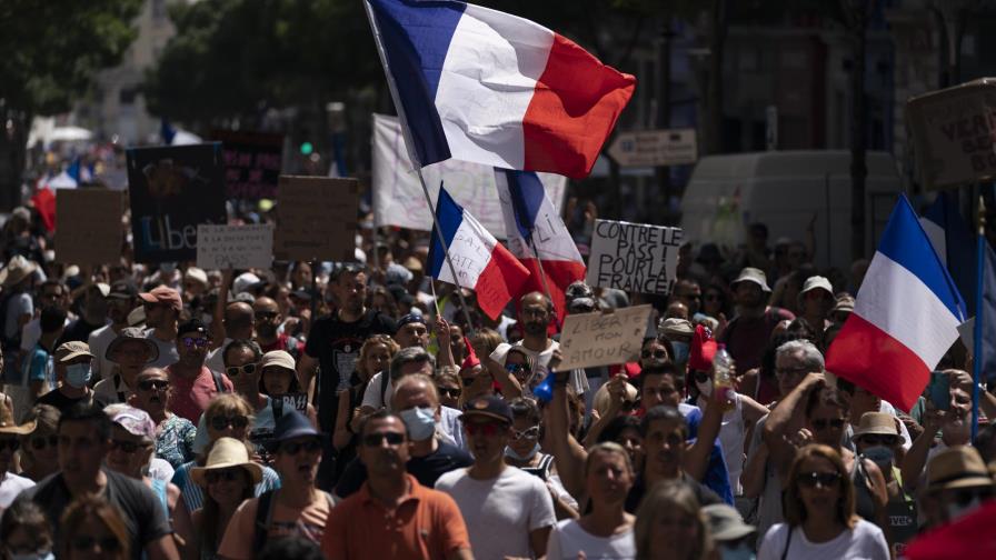 Por 5to día, miles protestan por pasaporte COVID en Francia
