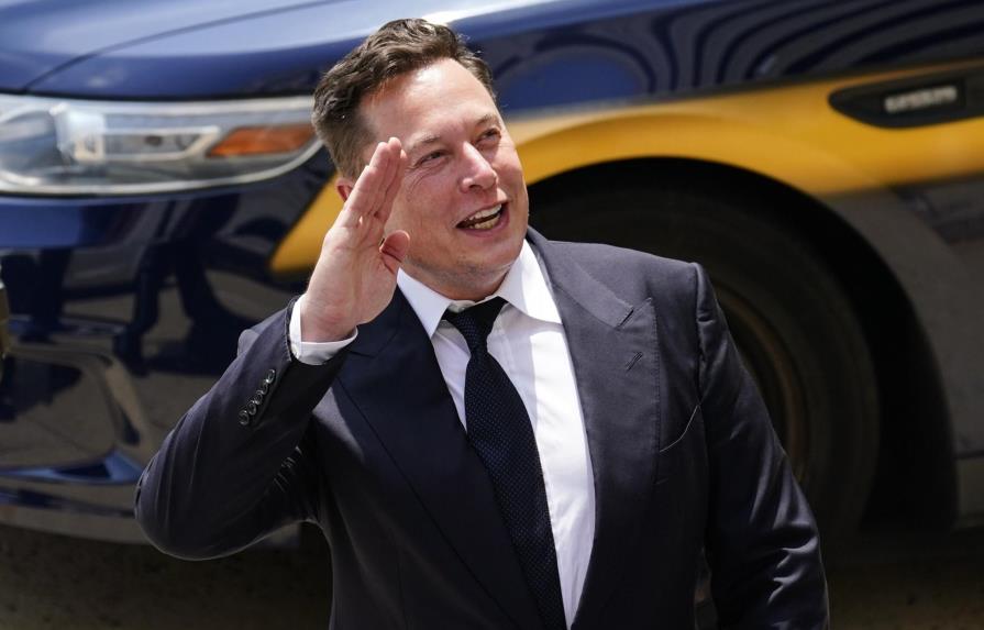 Elon Musk pregunta en Twitter si debería vender acciones de Tesla