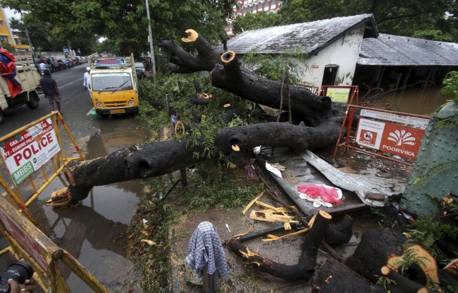 Ciclón inunda calles y deja sin luz partes del sur de India