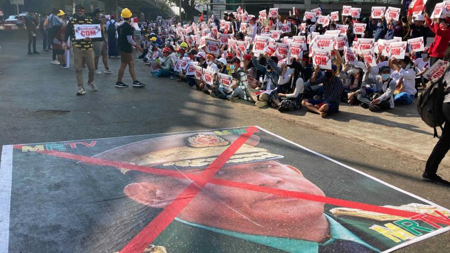 Myanmar: Inquieta movimiento de militares; prohíben marchas
