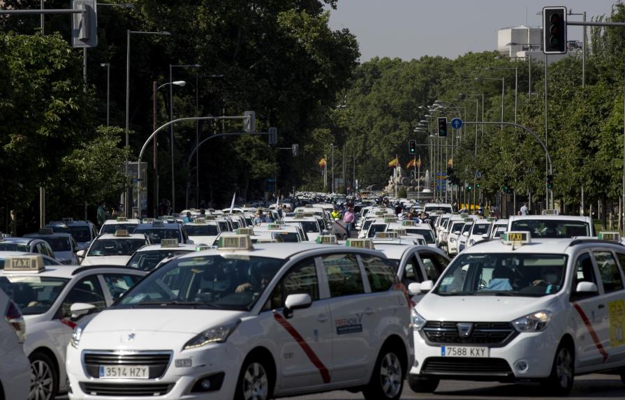 Taxistas en Madrid protestan en medio de escasa demanda