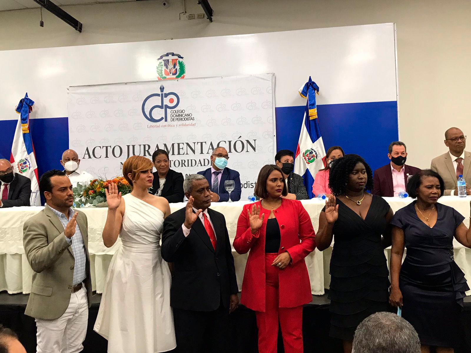 Los miembros de la secretaría del Distrito Nacional se juramentan. 