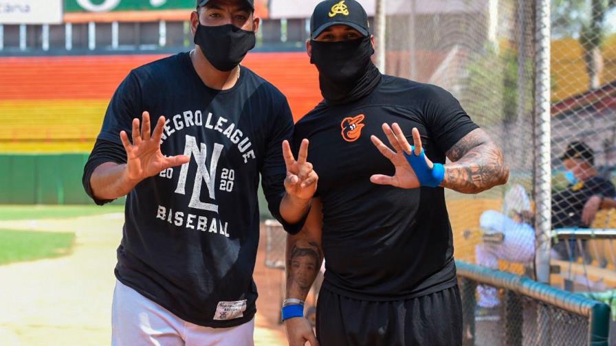 César Valdez resuelve pleito con Jonathan Villar
Para muchos, es extraño ver a Valdez con la gorra negra y amarilla, y mucho más después del pleito público y muchos dimes y diretes en redes entre él y Jonathan Villar. Para el derecho, eso es cosa del pasado. César Valdez resuelve pleito con Jonathan Villar
Para muchos, es extraño ver a Valdez con la gorra negra y amarilla, y mucho más después del pleito público y muchos dimes y diretes en redes entre él y Jonathan Villar. Para el derecho, eso es cosa del pasado.
