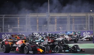 Hamilton gana un ca&oacute;tico GP Saudita y empata a Verstappen