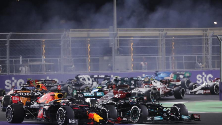 Hamilton gana un caótico GP Saudita y empata a Verstappen