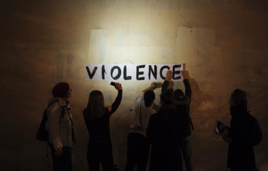 Decenas de miles marchan en París contra violencia doméstica Decenas de miles marchan en París contra violencia doméstica