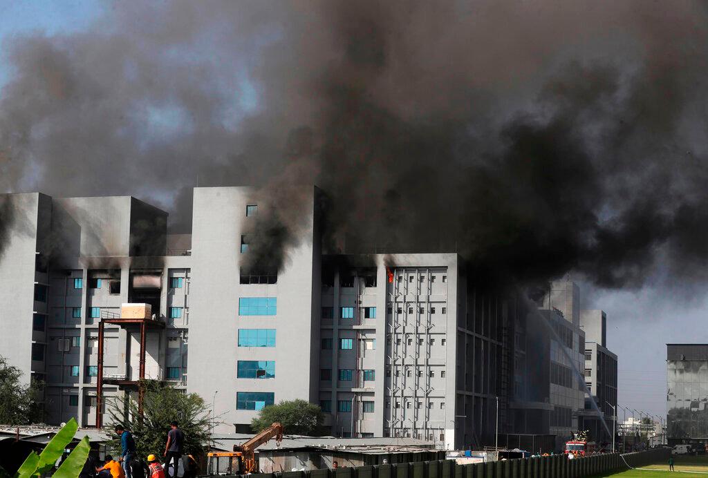 Las televisiones indias mostraban una enorme humareda gris sobre la sede del Serum Institute of India, en Pune (oeste).