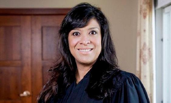 Atacante de jueza en EEUU lanzó insultos racistas antes de matar a su hijo